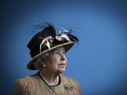 
La reina Isabel II durante el Jubileo de Diamante, en 2012, antes de comenzar una gira por el Reino Unido.



