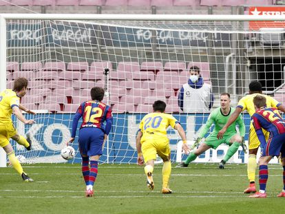 Alex Fernández logra el gol del empate de penalti del Cádiz ante el Barça este domingo en el Camp Nou.