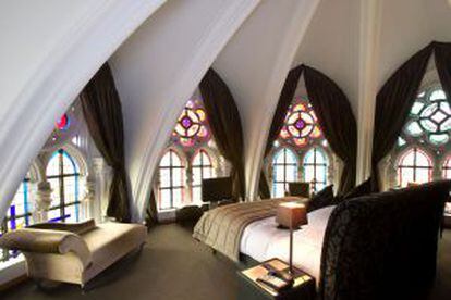 Habitación del hotel-iglesia Martin's Patershof, en la ciudad de Mechelen (Bélgica).