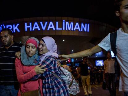 Turquía: Dos mujeres se consuelan tras abandonar el aeropuerto de Estambul. DEFNE KARADENIZ GETTY IMAGES