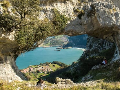 Los arcos de Llanegro, conocidos como Ojos del Diablo, en el macizo de Candina, en Liendo (Cantabria).