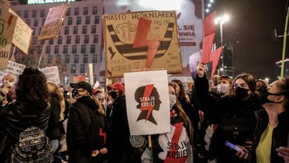 Manifestación en Varsovia contra la decisión del Tribunal Constitucional de Polonia que endureció el acceso al aborto, el 30 de octubre de 2020.