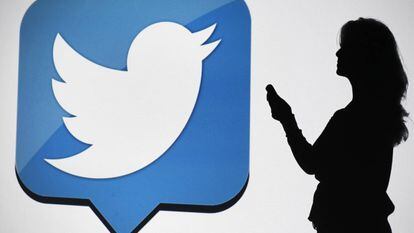 Una usuaria utiliza Twitter con su 'smartphone'.
