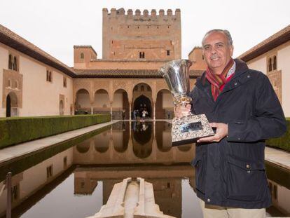 Jos&eacute; Luis S&aacute;ez, con la Copa del Mundo en la Alhambra