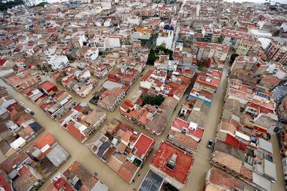 Vista aérea de la ciudad de Dolores (Alicante) inundada a causa del desbordamiento del río Segura, este sábado.