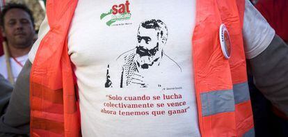 Detalle de una camiseta reivindicativa del Sindicato de Trabajadores de Andalucía en la Marcha por la dignidad.