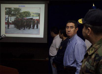 El ministro de Seguridad, René Figueroa, junto a la foto de uno de los supuestos grupos ilegales