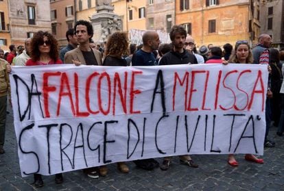 Manifestantes participan en Roma en una protesta por el atentado ocurrido esta mañana en Brindisi.