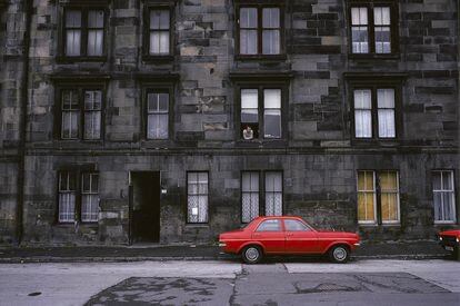 Un barrio de Glasgow en 1980. La imagen ilustra la portada de 'Muerte en abril', de Alan Parks. 