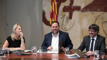 Neus Munté, Oriol Junqueras y Carles Puigdemont en una reunión del Consejo Ejecutivo del Gobierno catalán el 13 de junio.