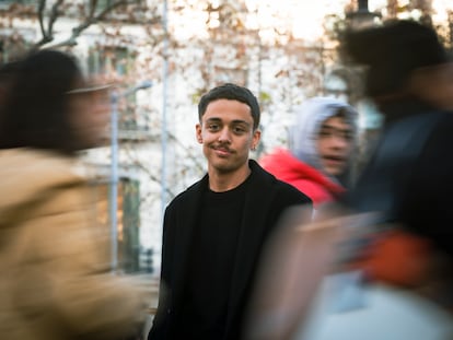 Jet Arias, estudiante del grado universitario de Estudios de Género, de la UAB, fotografiado en el centro de Barcelona.