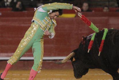 El Fandi pone un par de banderillas al violín al sexto toro de la tarde.