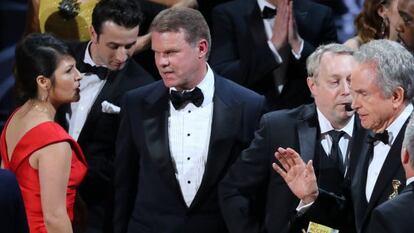 La custodia de PwC en la gala de los Óscar Martha Ruiz (izquierda) habla con su compañero Brian Cullinan, en plena confusión final.
