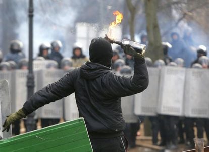 Un manifestante lanza un cóctel molotov durante los duros enfrentamientos entre protestantes y policías en el centro de Kiev, Ucrania, lunes, 20 de enero de 2014. 