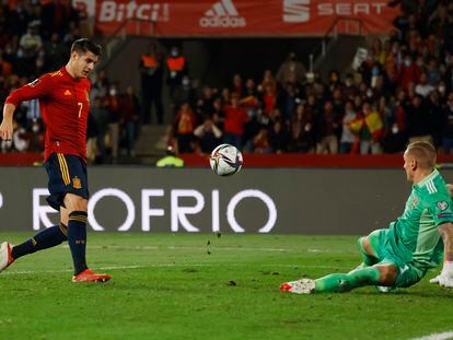 Morata pica el balón ante el guardameta sueco Olsen en la acción que supuso el gol del triunfo de España. MARCELO DEL POZO (REUTERS)