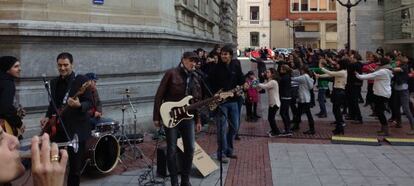 Mikel Rentería, en el centro, en el 'flashmob' que se ha desarrollado en el centro de Bilbao.