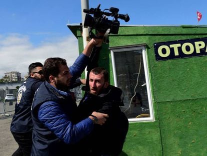 Unos polic&iacute;as turcos bloquean a un periodista que grababa unas protestas en Estambul. 
