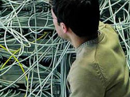 Un ingeniero revisa puntos de conexión de una red de telecomunicaciones