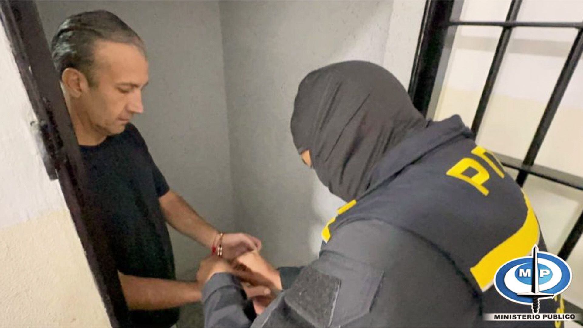 Miembro de la Policía Nacional Contra la Corrupción detiene a Tareck El Aissami por su participación en una trama de corrupción, este 9 de abril.