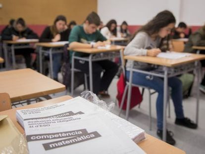 Alumnos de cuarto de ESO de un instituto de Barcelona durante las pruebas en 2019.