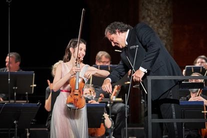Choque de codos entre María Dueñas y Juanjo Mena tras el Concierto para violín y orquesta de Beethoven.