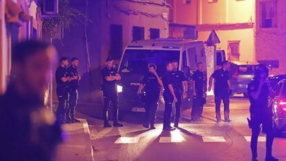 Un fuerte dispositivo de la Policía Nacional participa en la detención de un joven, menor de edad, por el apuñalamiento de otro chaval de 19 años en el barrio de la Piñera en Algeciras (Cádiz).