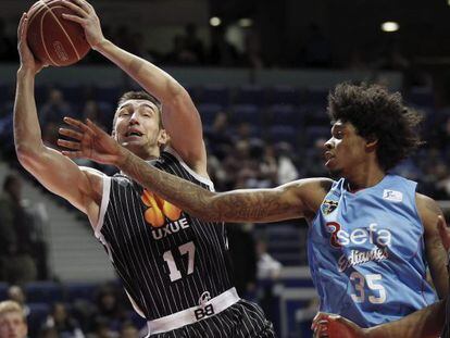 Axel Hervelle captura un rebote ante el pivot brasileño Lucas Nogueira.