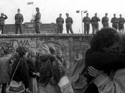 Celebración junto al muro de Berlín en noviembre de 1989. En vídeo, 'La noche que cayó el Muro'.