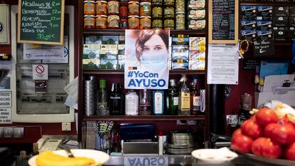 Cartel de apoyo a Isabel Díaz Ayuso en el bar "La Parroquia de Pablo" de la calle de Ponzano, a unas semanas de las elecciones de mayo de 2021.