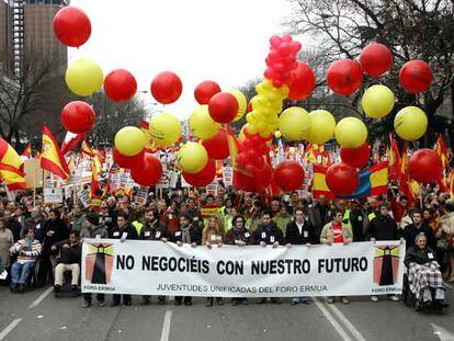 Varios jóvenes pertenecientes al Foro Ermua portan una pancarta durante la manifestación.