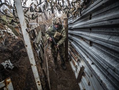 Un soldado ucranio en una trinchera, este miércoles en Avdiivka.