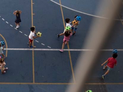 Alumnos de infantil juegan en un colegio de Andalucía.