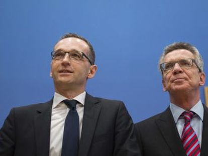 El ministro germano de Justicia, Heiko Mass (izq), y el titular de Interior, Thomas de Maiziere.