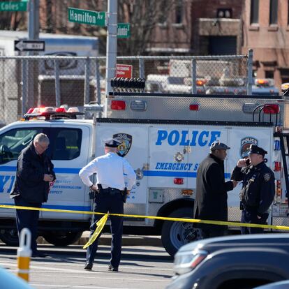 Policía de Nueva York acordona la escena donde un camión arrolló a al menos ocho personas el 13 de febrero 2023.