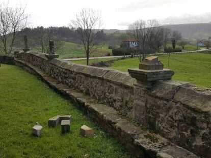 Fragmentos de las cruces destruidas de la iglesia de San Jorge de Penagos, en Cantabria.