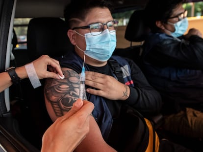 Un hombre recibe una dosis de CoronaVac el 30 de marzo en Santiago de Chile.