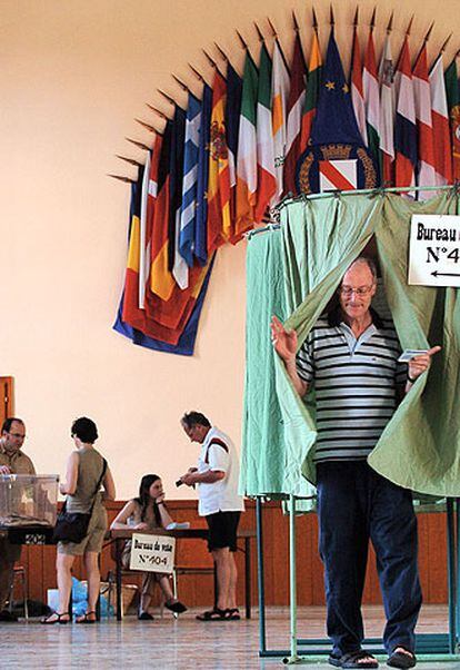Un hombre sale de una cabina de votación en un colegio electoral de Estrasburgo.