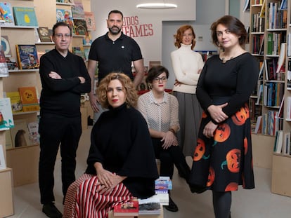 De izquierda a derecha, los escritores y escritoras Ana Campoy, Sofia Rhei, Diego Arboleda, Sara Cano, Pedro Mañas y Begoña Oro, fotografiados en la librería Tipos Infames (Madrid).