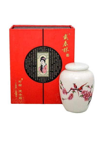 Con casi cuatro siglos de historia, Dai Chun Lin es la firma que busca traer la cosmética de las emperatrices de la China imperial a tu neceser. Su producción continúa siendo artesanal y se presenta en un packaging como si de un tesoro se tratase. A la venta en El Paracaidista (Crema facial antimanchas, 68 euros).