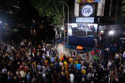 Decenas de simpatizantes del Partido Popular celebran en la calle el seguimiento de la jornada electoral en la sede nacional del PP, a 28 de mayo de 2023, en Madrid.