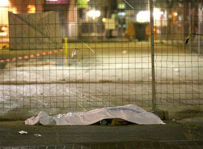 Una mujer ha muerto esta pasada noche en la calle de Colom de Tarragona tras ser apuñalada varias veces.