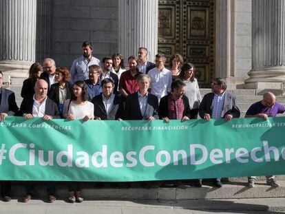 Representantes de los Ayuntamientos del Cambio tras la reunión con diputados de Unidos Podemos en el Congreso de los Diputados el pasado día 4 de octubre. Rita Maestre, tercera por la izquierda.