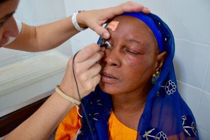 Vanesa Blázquez, optometrista, calcula la lente necesita Nari Sall para volver a ver bien.