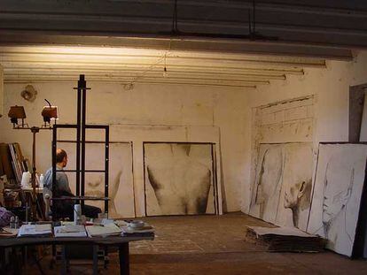 El artista Jordi Isern (Barcelona, 1962), en su estudio en la localidad de Rupià.
