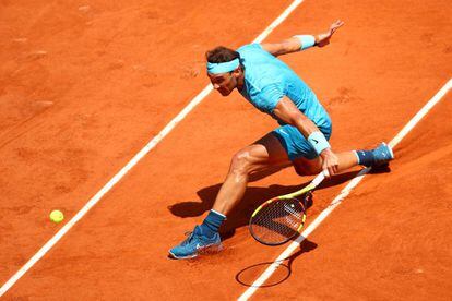 Nadal devuelve la pelota de revés durante un partido del último Roland Garros.