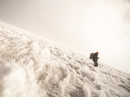 Tras hacer su última medición, Memo Ontiveros desciende con la perforadora a sus espaldas por el glaciar Jamapa, el último de México.