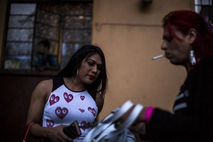 Jóvenes transexuales que laboran ejerciendo la prostitución sobre la avenida Puente de Alvarado, en la capital mexicana.