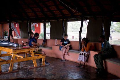 Un grupo de turistas descansa en el salón de estar del camping Ghanzi Trail Blazers. Iniciativas turísticas como estas son buenas porque aportan un sueldo y un poco de orgullo a los bosquimanos, pero no suponen una solución real al problema.
