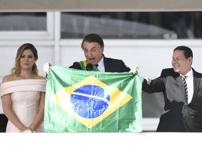 Bolsonaro exhibe la bandera durante su toma de posesión.