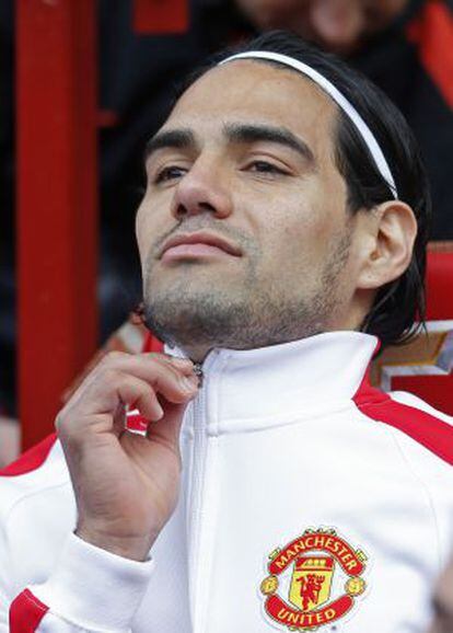 Falcao se abrocha la sudadera en el banquillo del Manchester United